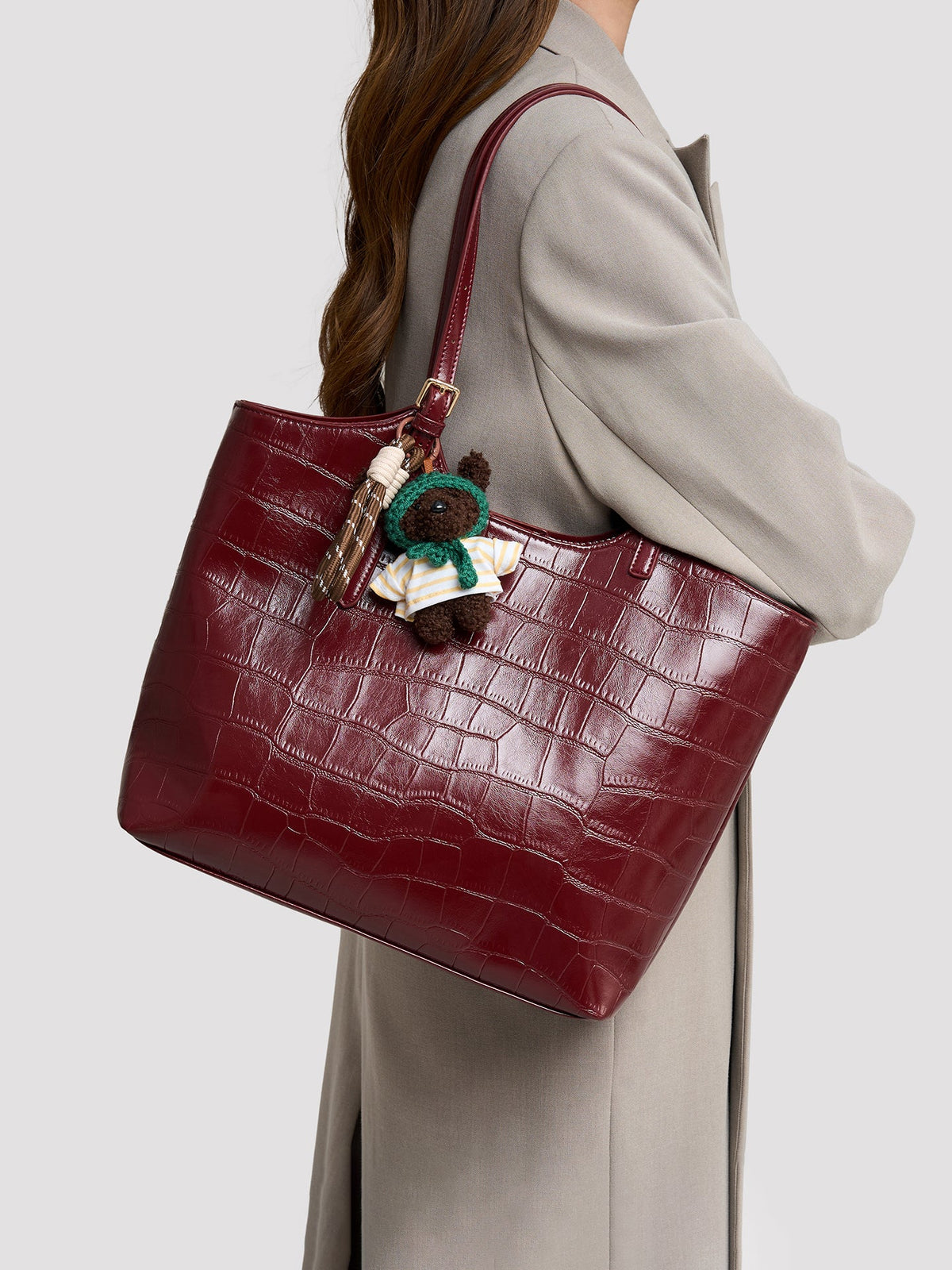 Bolso tote de piel vegana efecto coco con charm de oso
