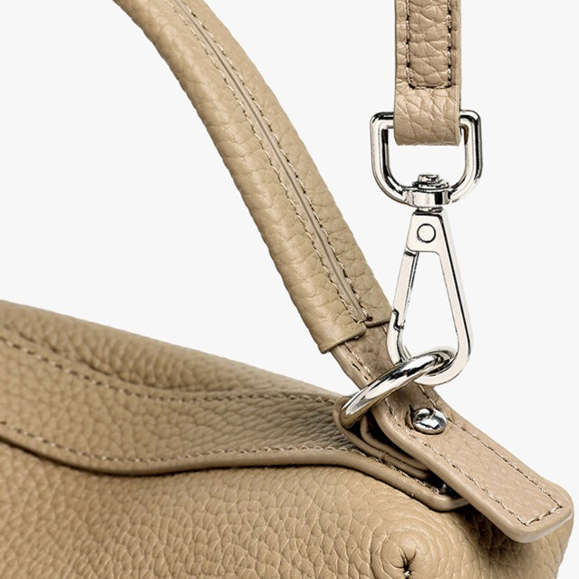 Bolso clutch cuadrado tipo almohada de piel