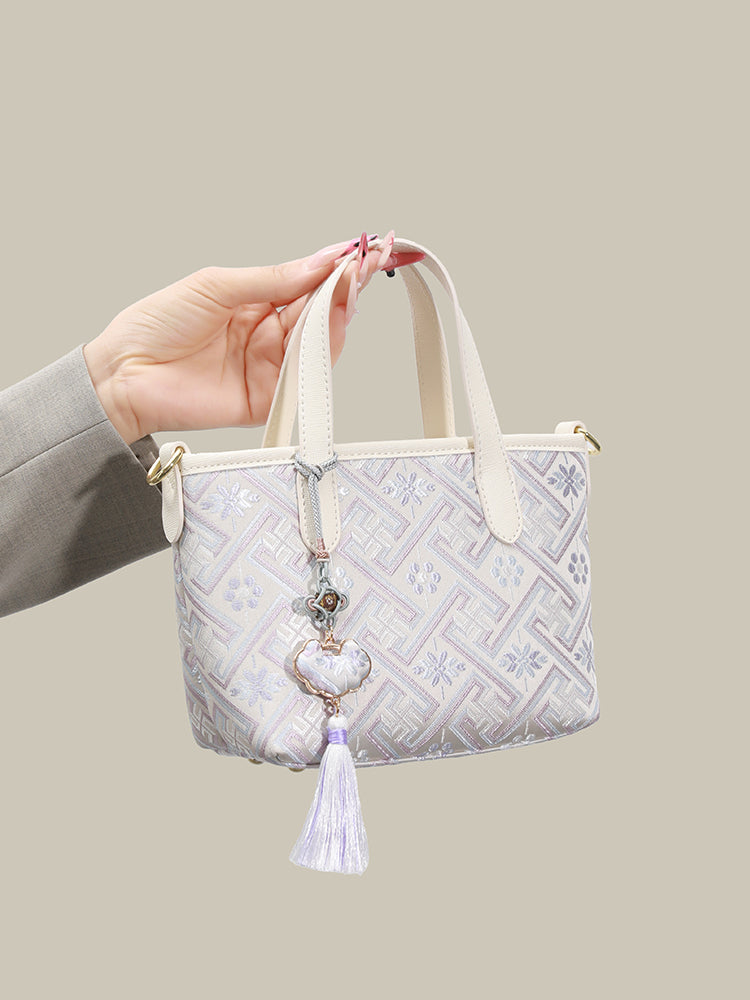 Bolso tote de piel vegana con jacquard oriental y borla