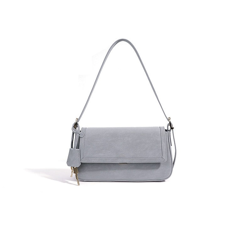 Bolso de hombro de piel con llavero charm