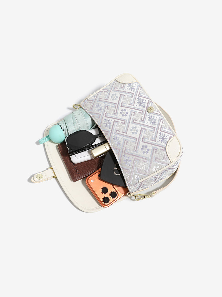 Bolso clutch de piel vegana con jacquard bordado