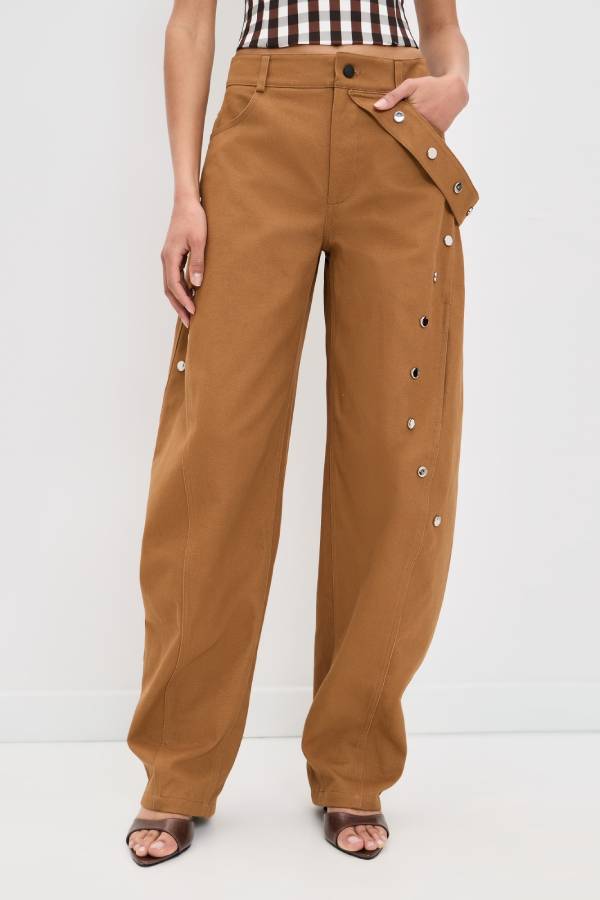 Pantalón Kazina de corte barril con tachuelas plateadas y tiras laterales