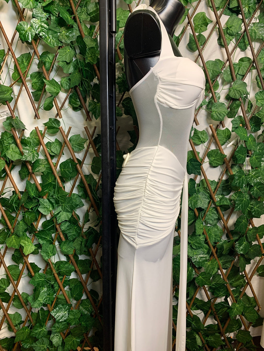 Vestido Largo Halterneck de Tul Transparente – Noche Regia