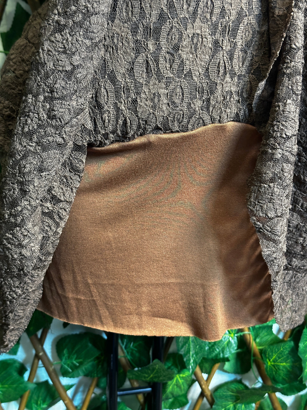 Modelo crep: vestido corto con detalle de aros brillantes y copas integradas | talla única