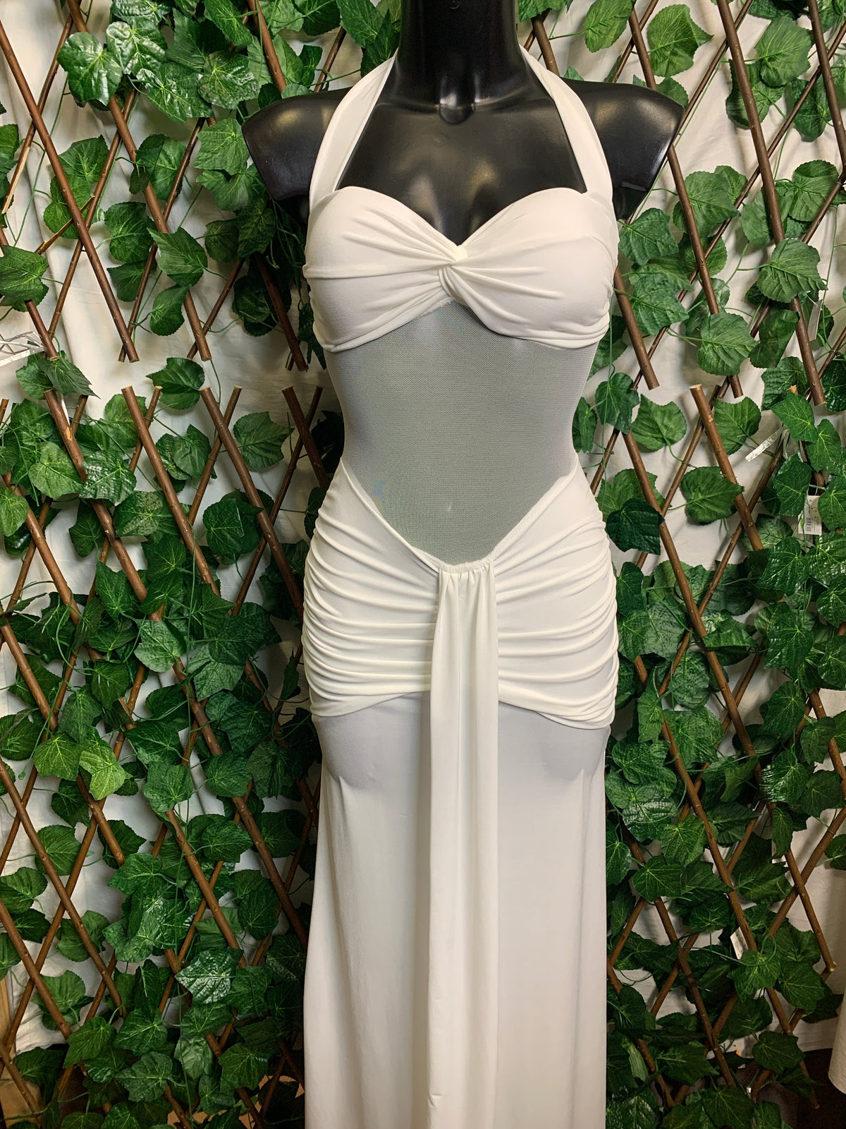 Vestido Largo Halterneck de Tul Transparente – Noche Regia