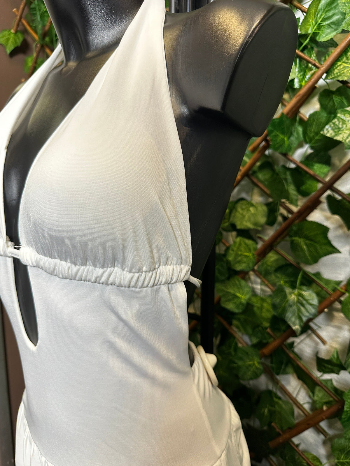 Vestido corto con escote especial