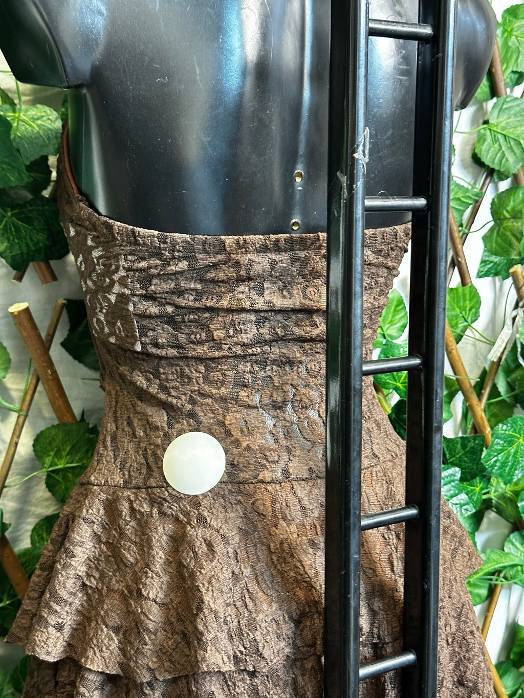 Modelo crep: vestido corto con detalle de aros brillantes y copas integradas | talla única