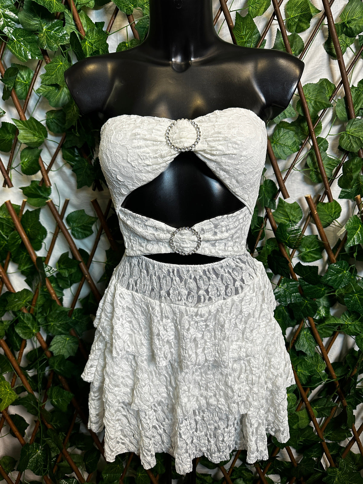 Modelo crep: vestido corto con detalle de aros brillantes y copas integradas | talla única