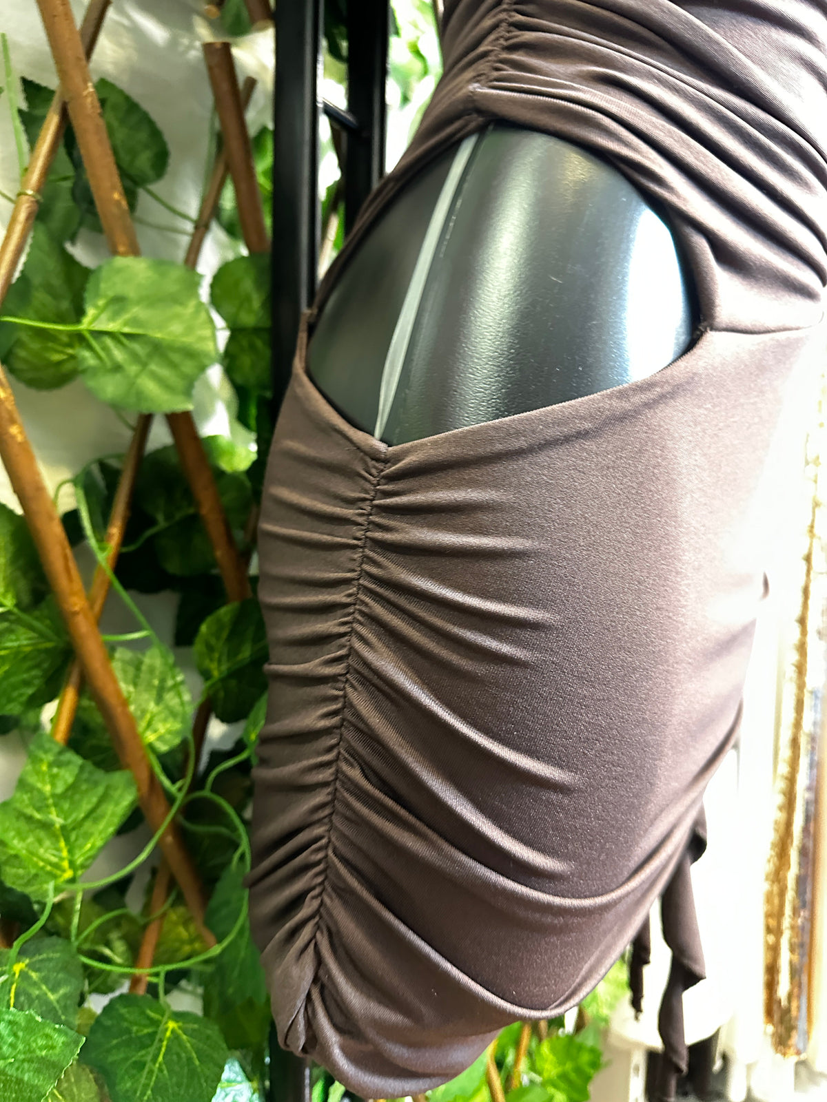 Vestido corto con cut out en el lateral y la tira