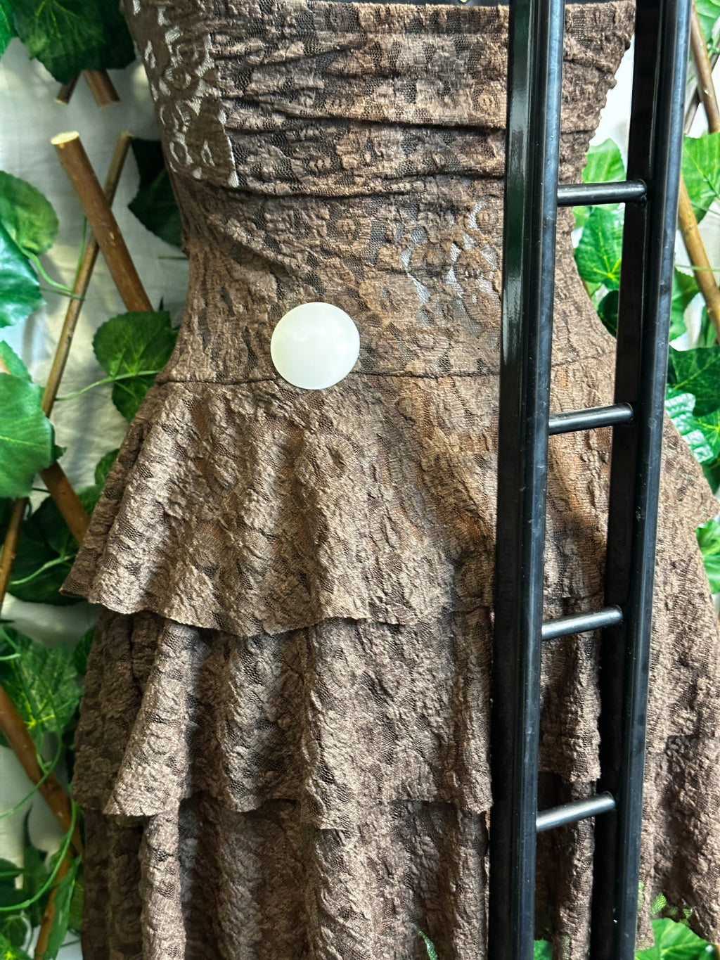 Modelo crep: vestido corto con detalle de aros brillantes y copas integradas | talla única