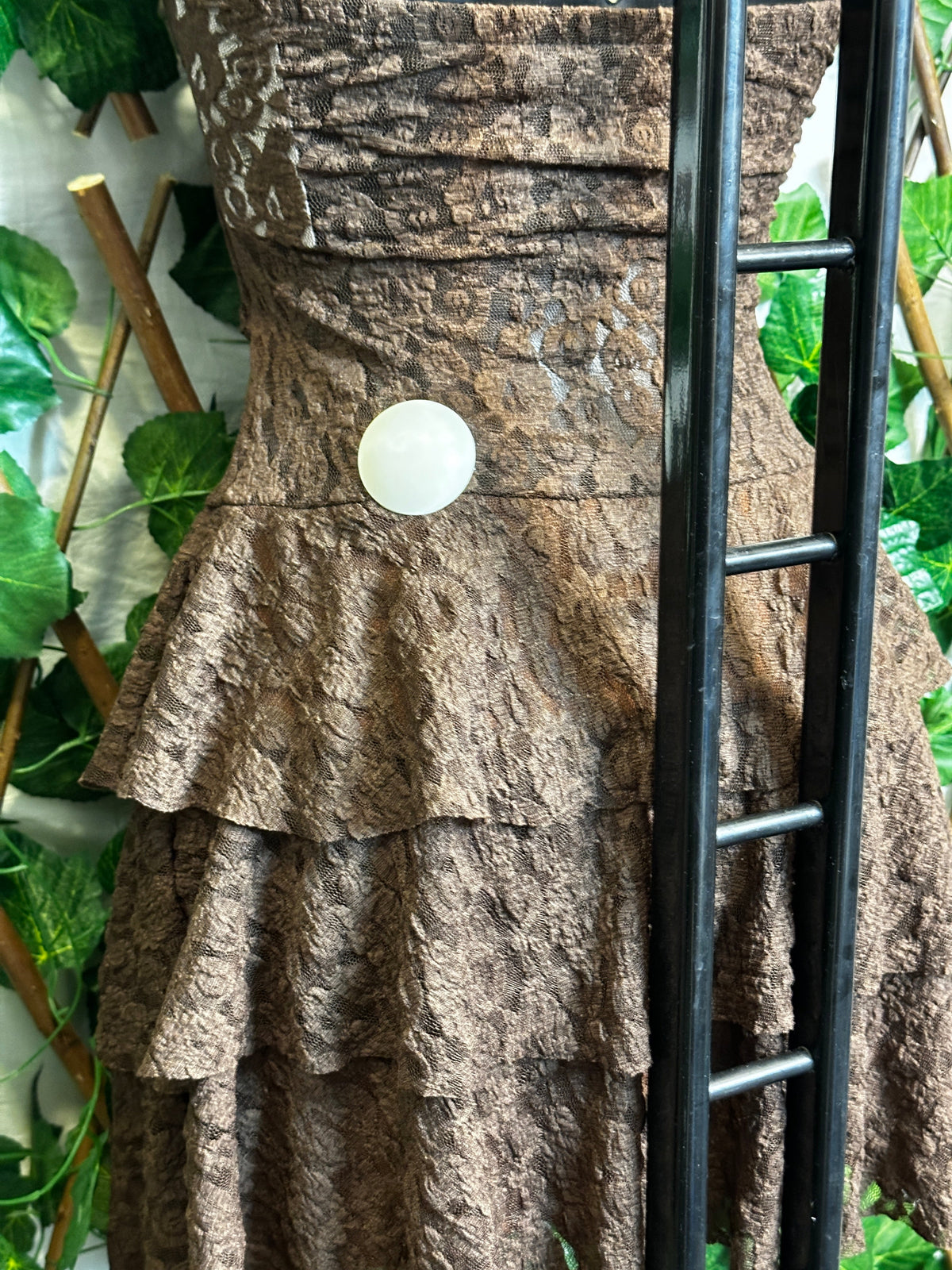 Modelo crep: vestido corto con detalle de aros brillantes y copas integradas | talla única