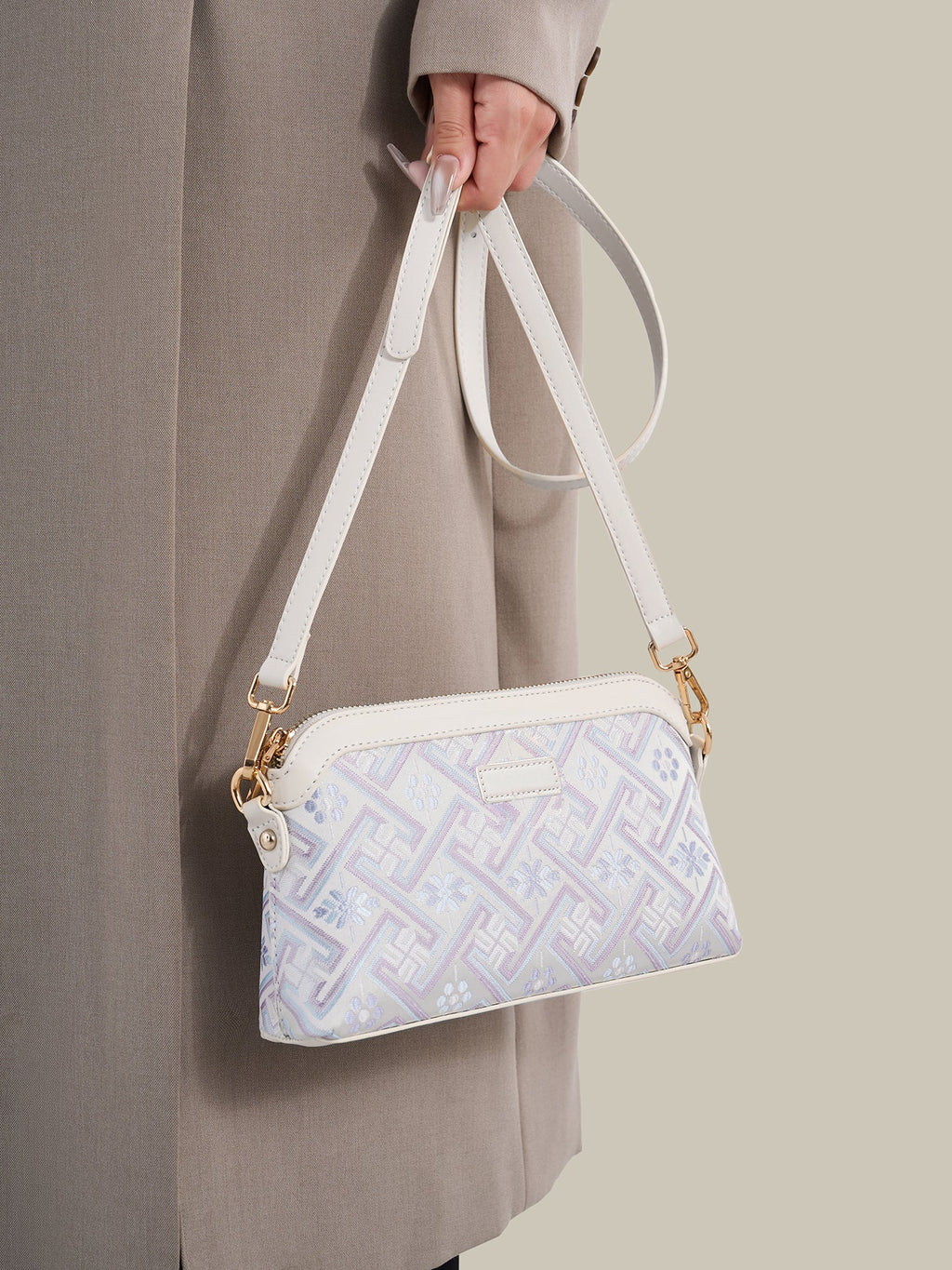 Bolso mini clutch de piel vegana con jacquard pastel