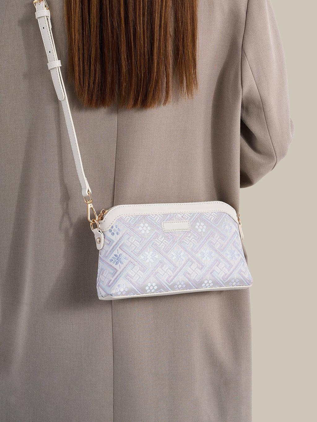 Bolso mini clutch de piel vegana con jacquard pastel