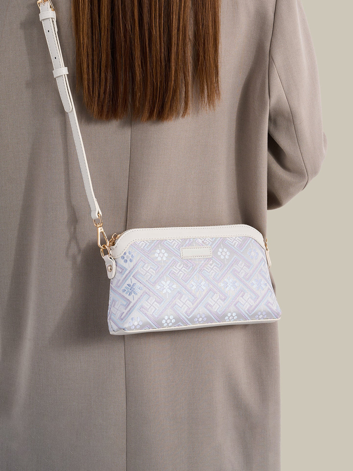 Bolso mini clutch de piel vegana con jacquard pastel