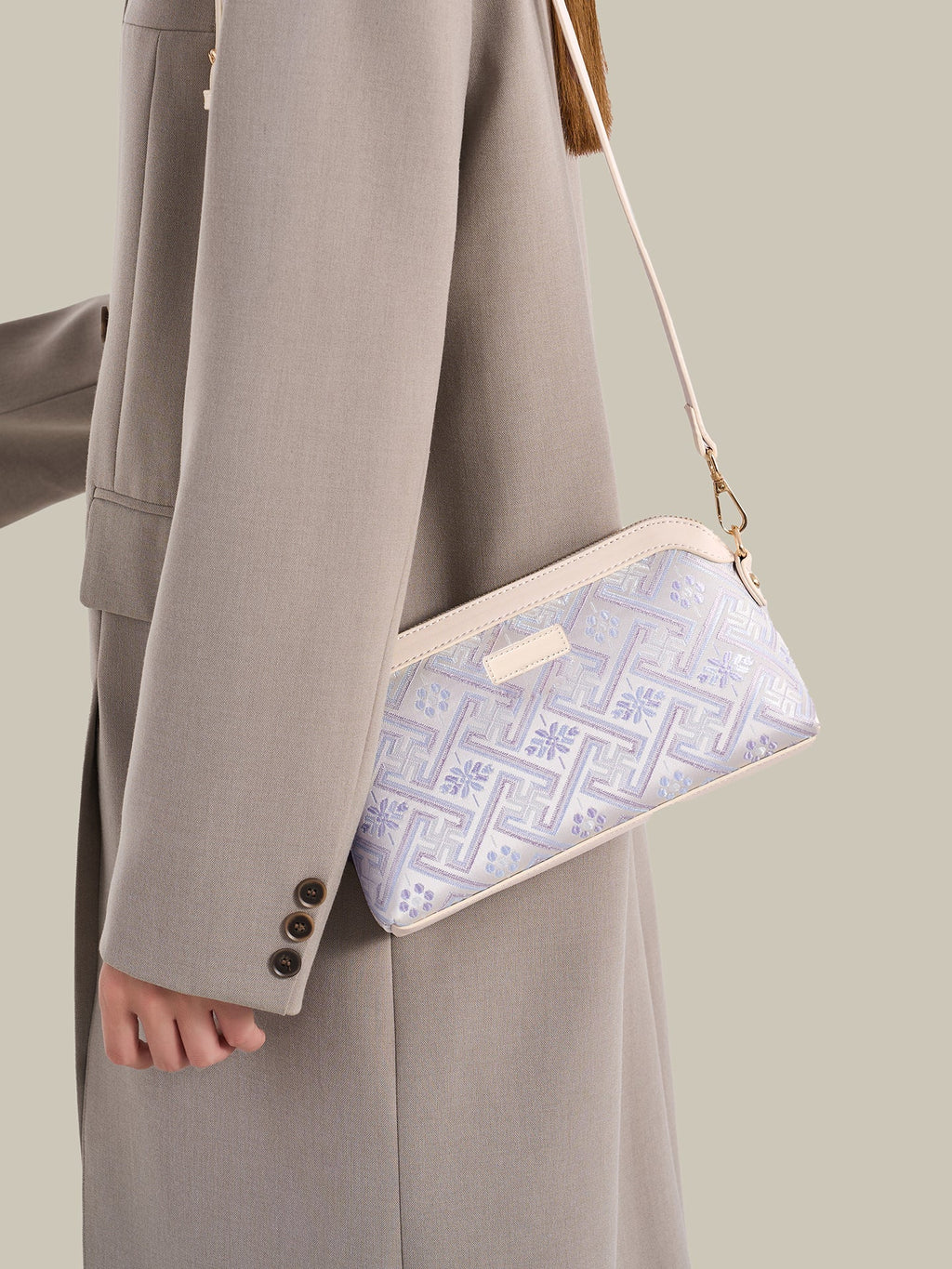 Bolso mini clutch de piel vegana con jacquard pastel