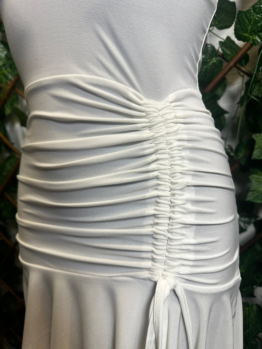 Vestido corto con abertura y fruncido en el lado izquierdo | talla única