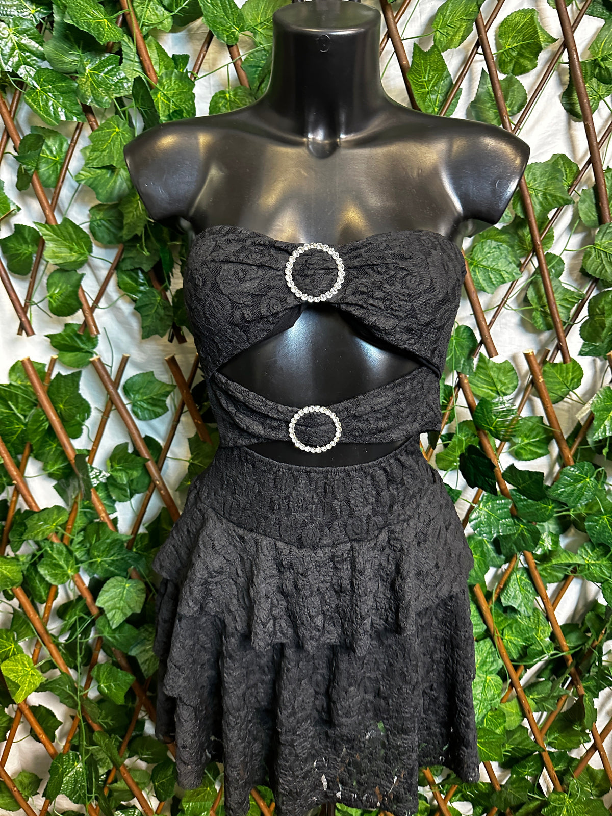 Modelo crep: vestido corto con detalle de aros brillantes y copas integradas | talla única