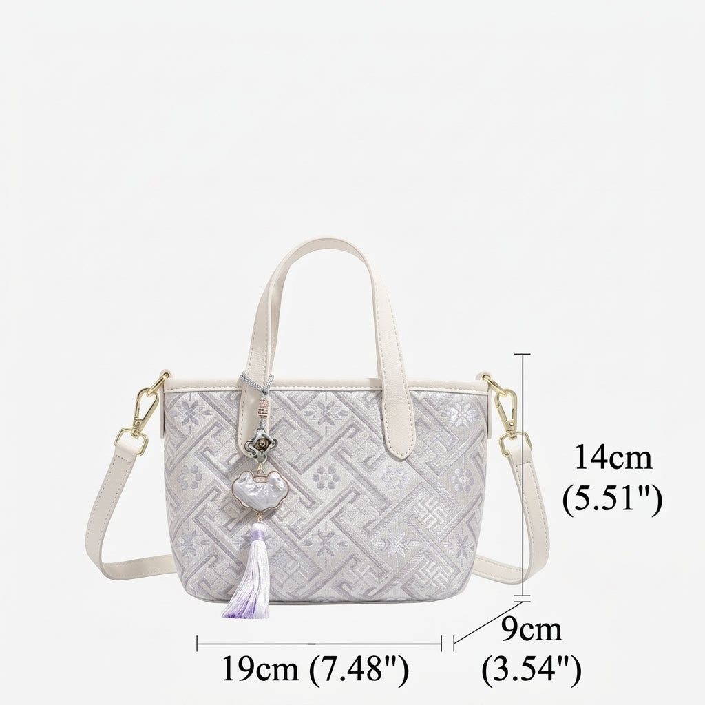 Bolso tote de piel vegana con jacquard oriental y borla