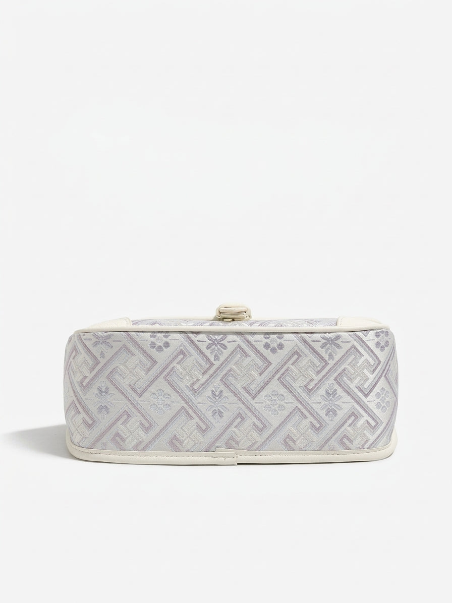 Bolso clutch de piel vegana con jacquard bordado