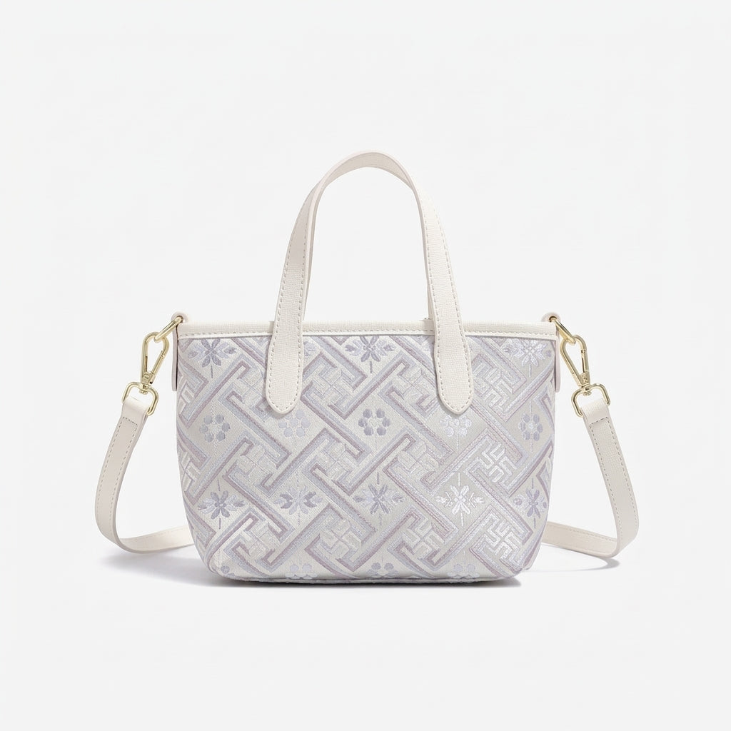 Bolso tote de piel vegana con jacquard oriental y borla