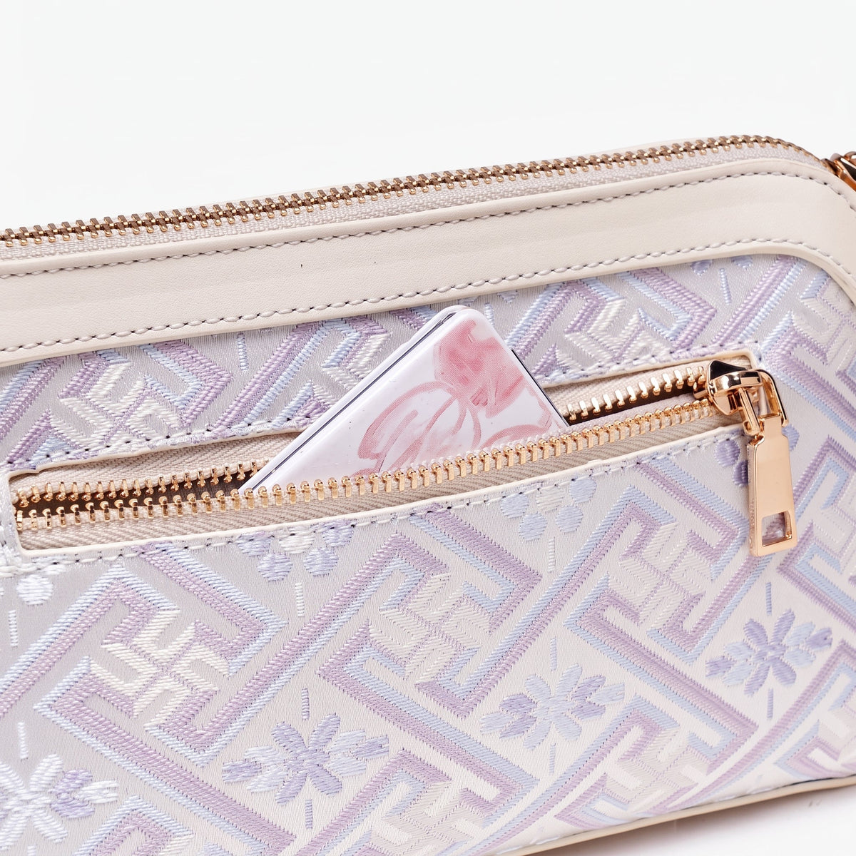 Bolso mini clutch de piel vegana con jacquard pastel