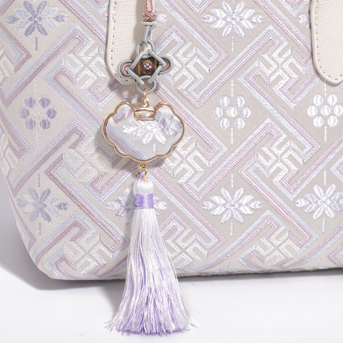 Bolso tote de piel vegana con jacquard oriental y borla