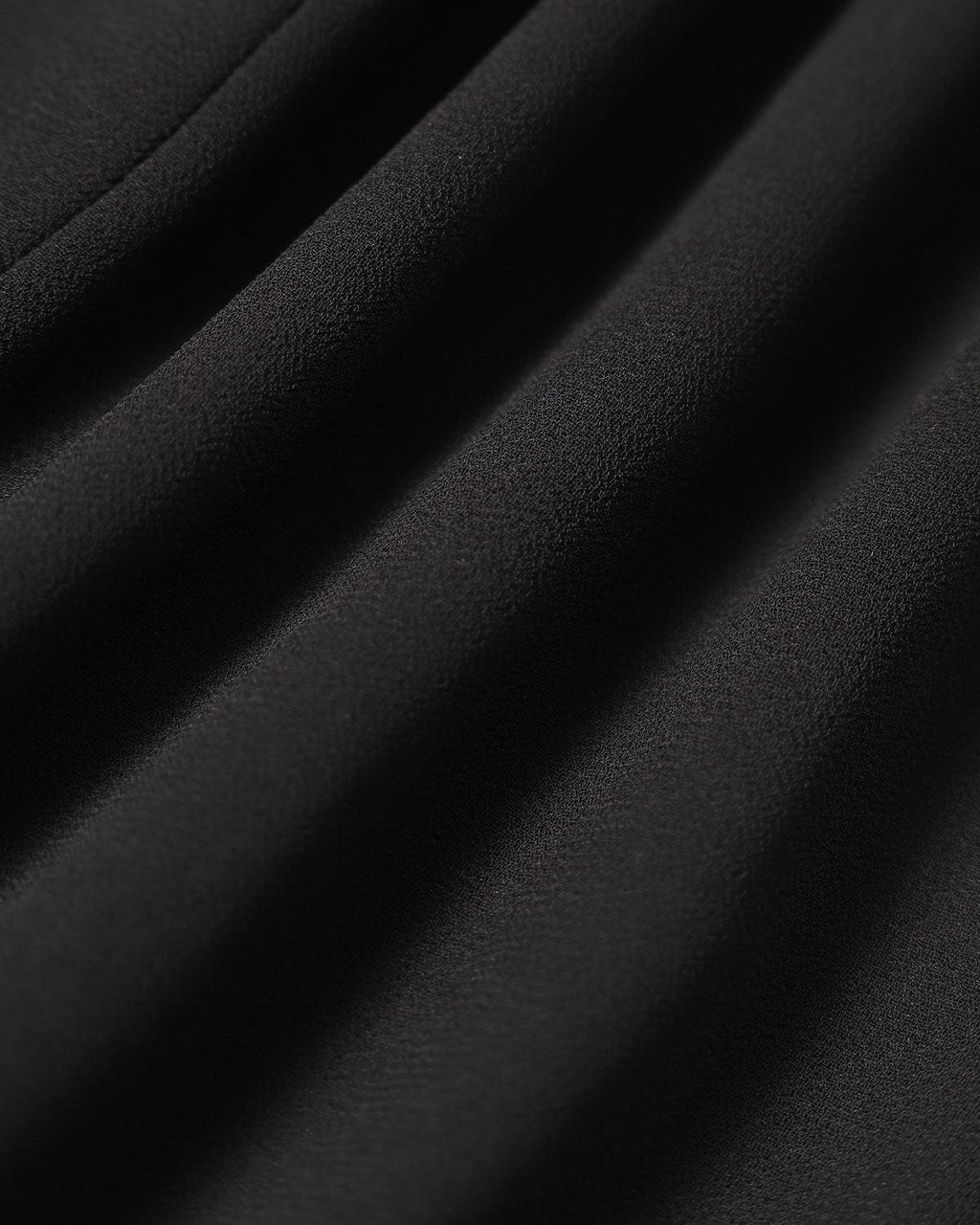 Vestido corto negro de transparencias con cuello alto y abertura