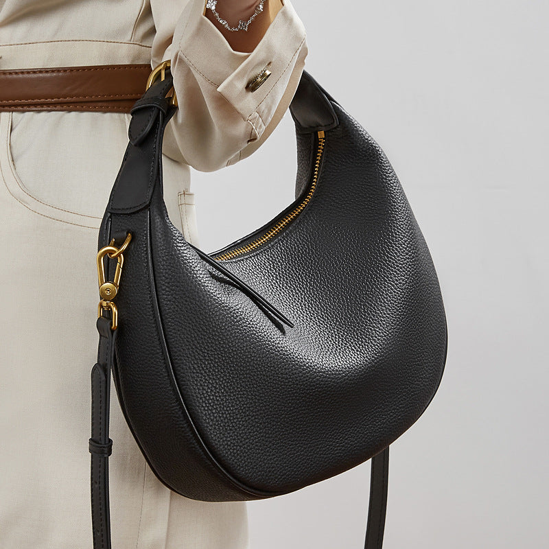 Bolso hobo de media luna en piel granulada