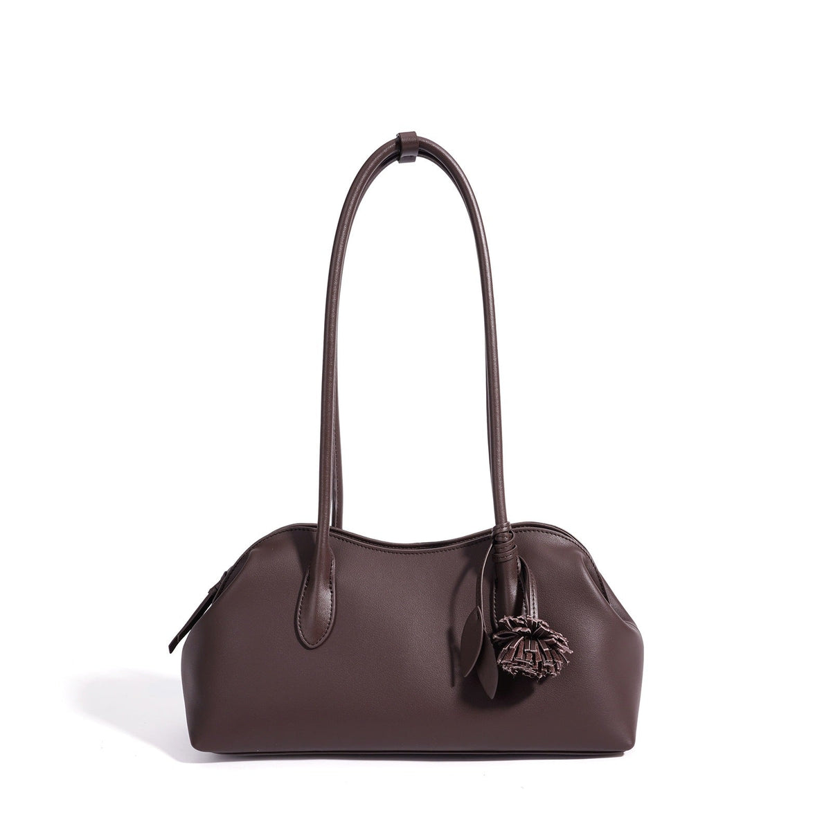 Bolso clutch curvo de piel con charm