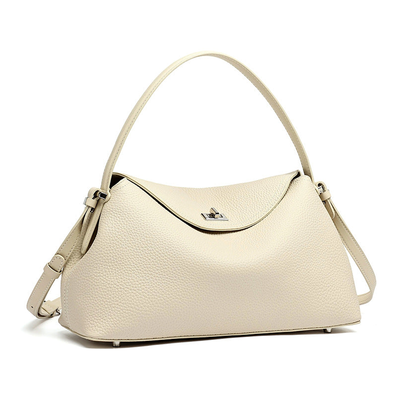Bolso clutch de piel granulada con solapa