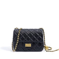 Bolso clutch acolchado de napa con cadena dorada