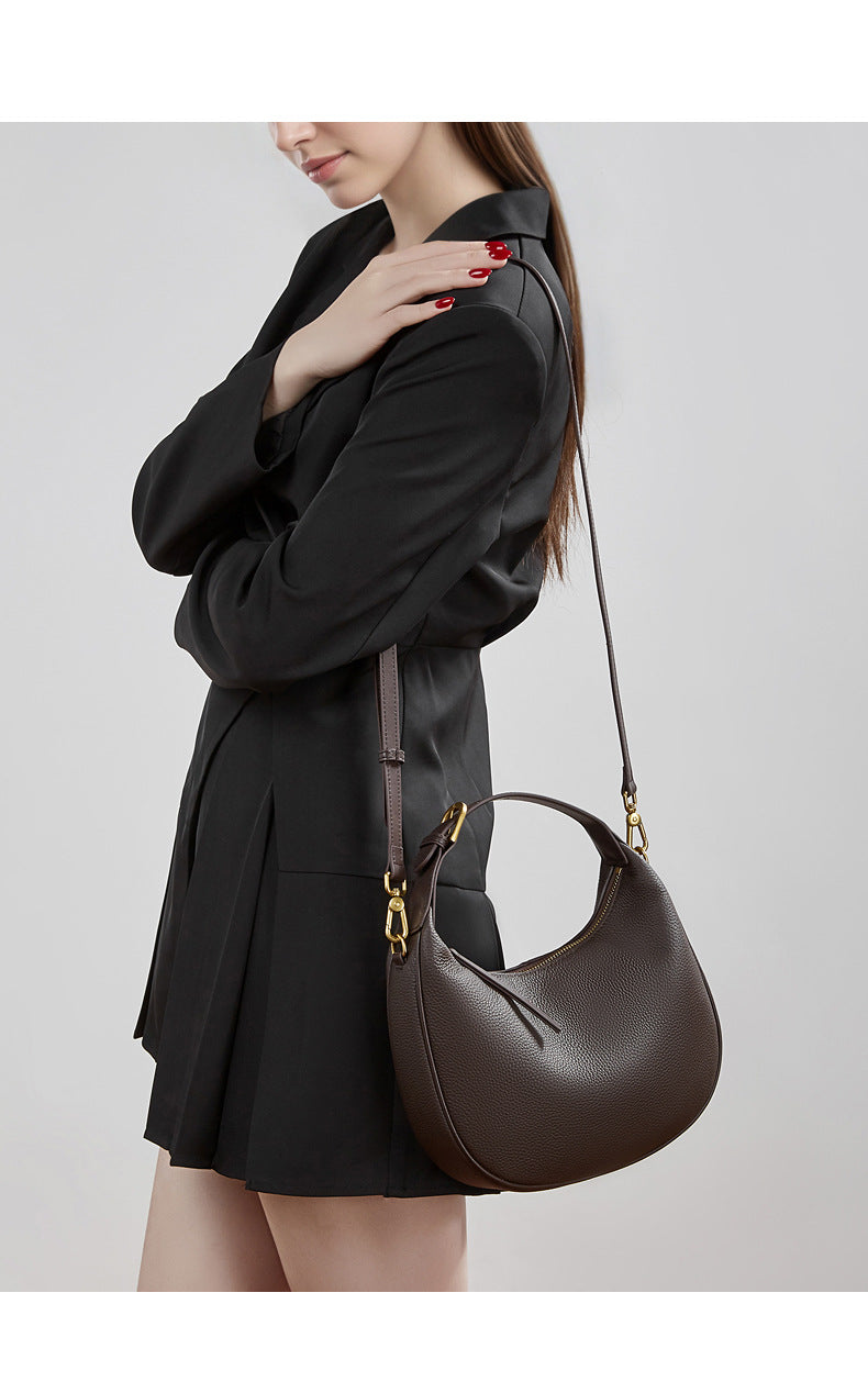 Bolso hobo de media luna en piel granulada