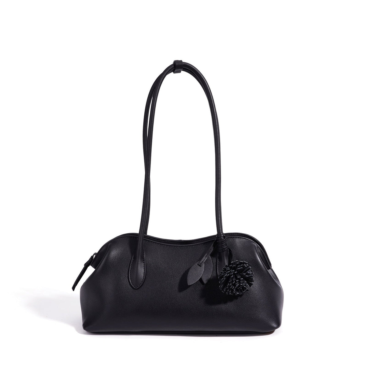 Bolso clutch curvo de piel con charm