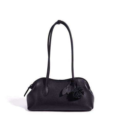 Bolso clutch curvo de piel con charm