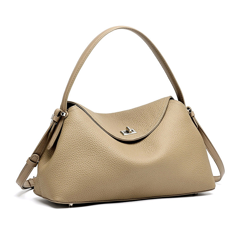 Bolso clutch de piel granulada con solapa