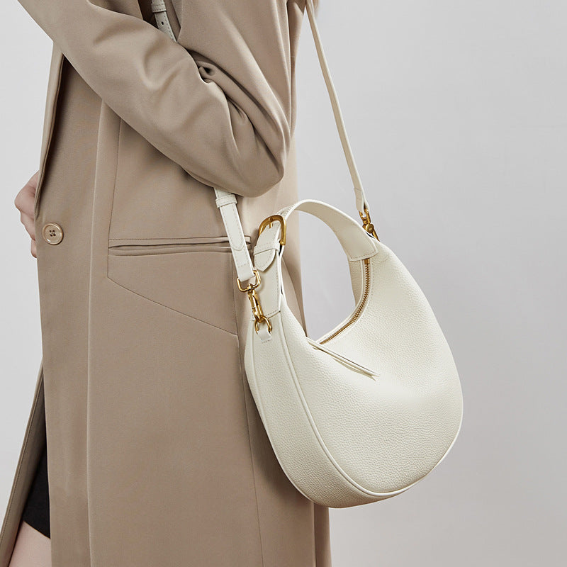 Bolso hobo de media luna en piel granulada