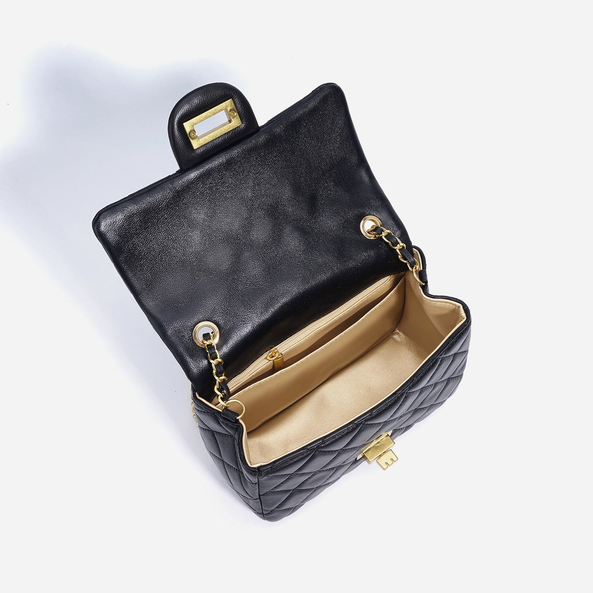 Bolso clutch acolchado de napa con cadena dorada