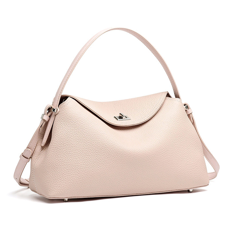 Bolso clutch de piel granulada con solapa