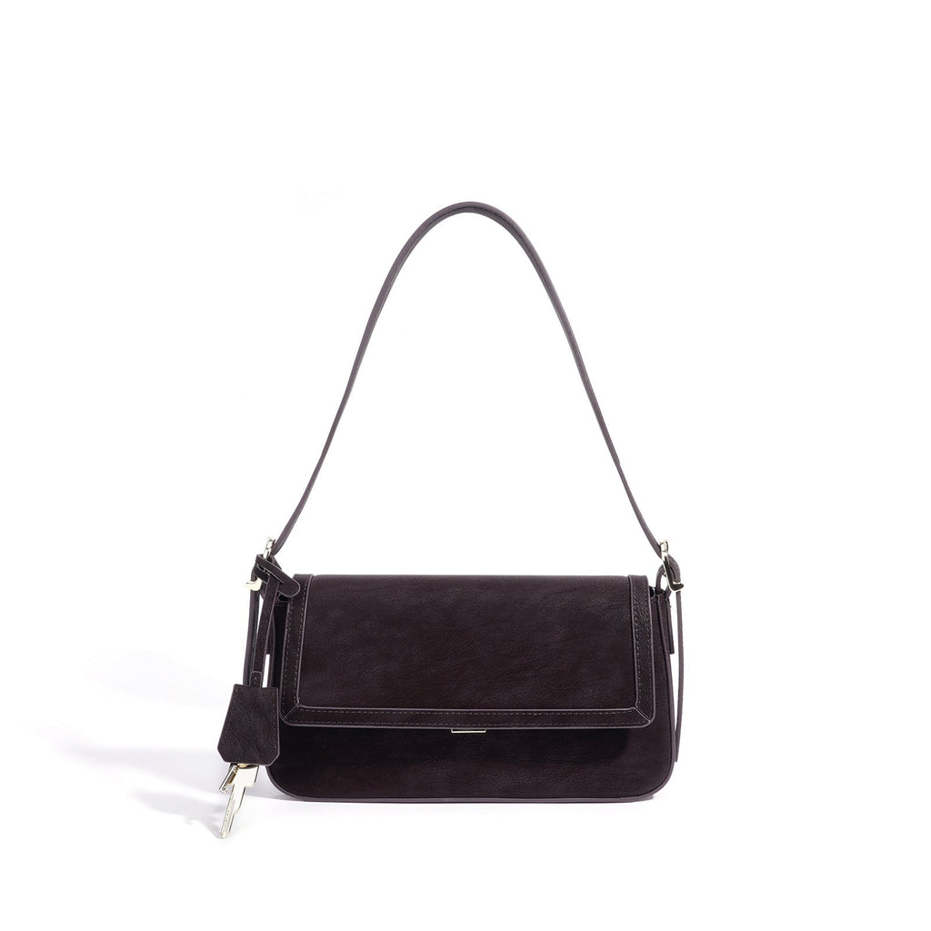 Bolso de hombro de piel con llavero charm