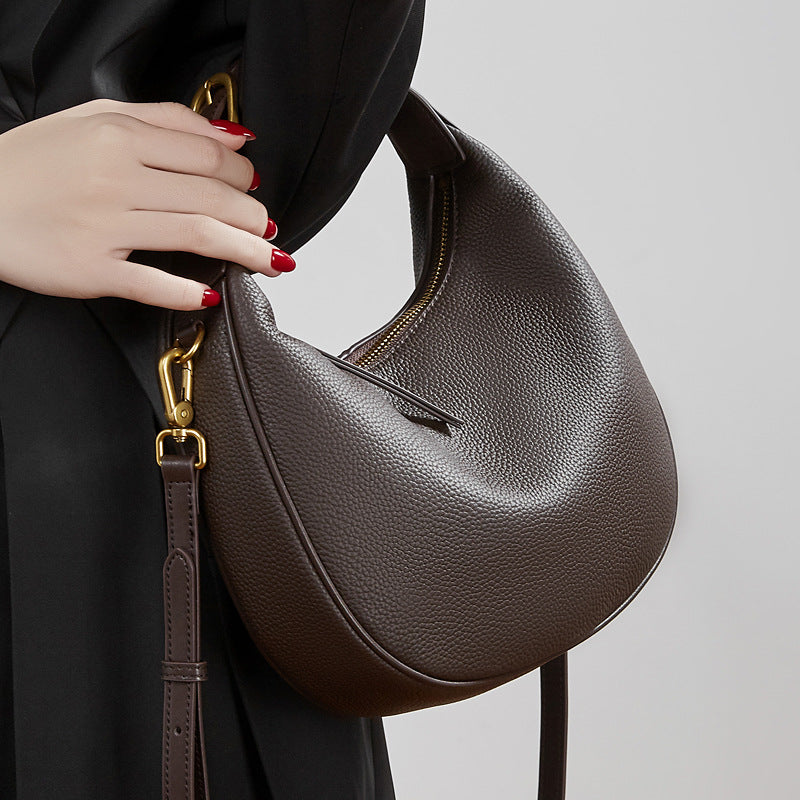 Bolso hobo de media luna en piel granulada