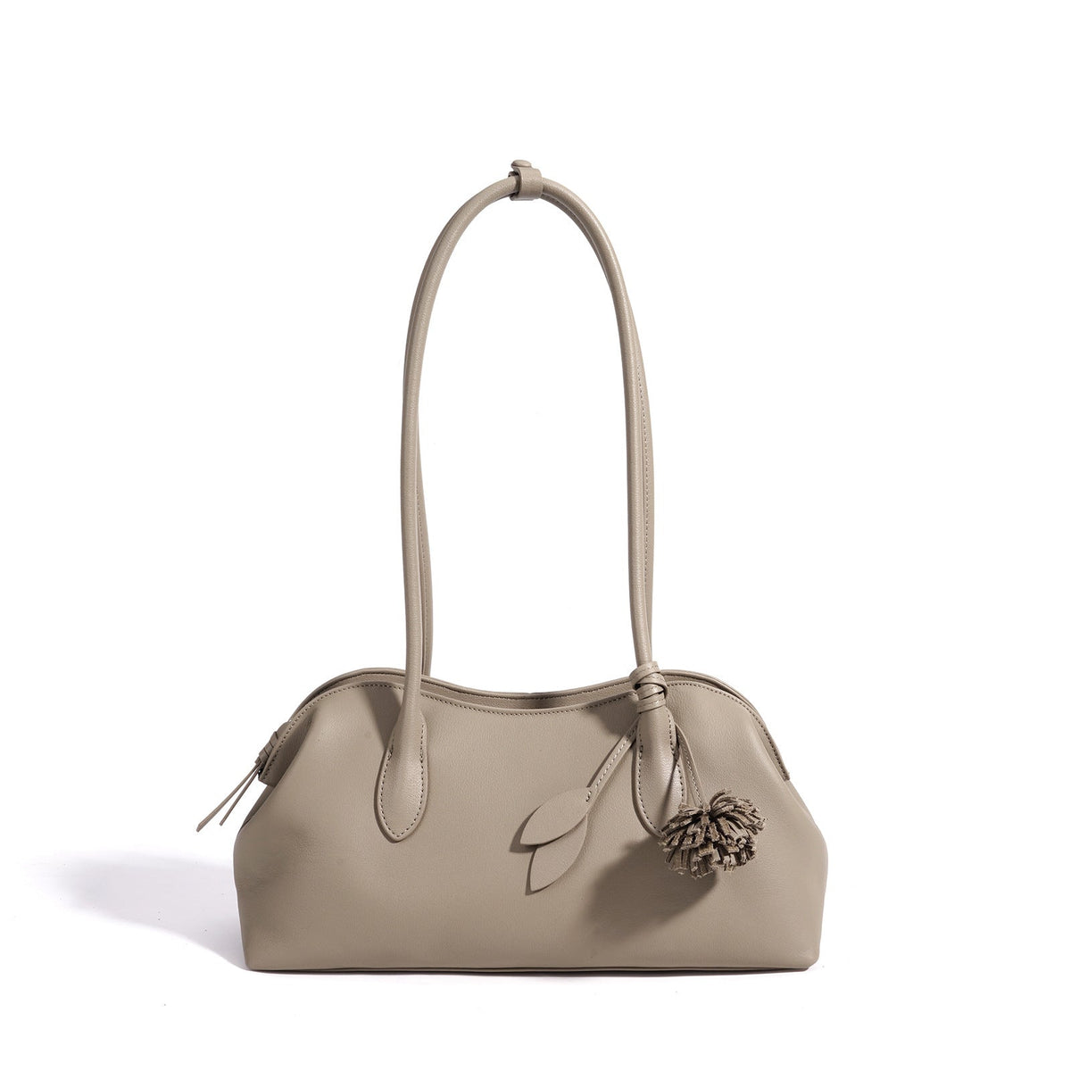 Bolso clutch curvo de piel con charm