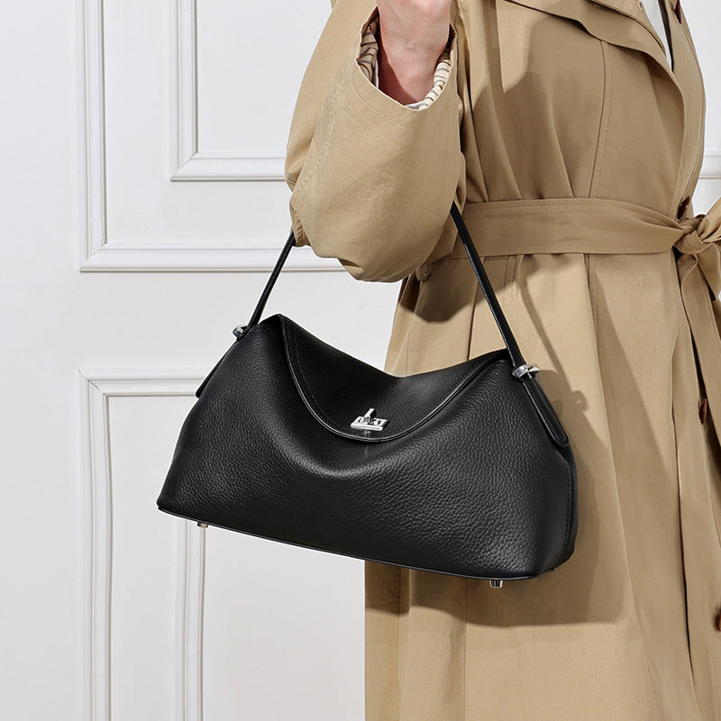 Bolso clutch de piel granulada con solapa