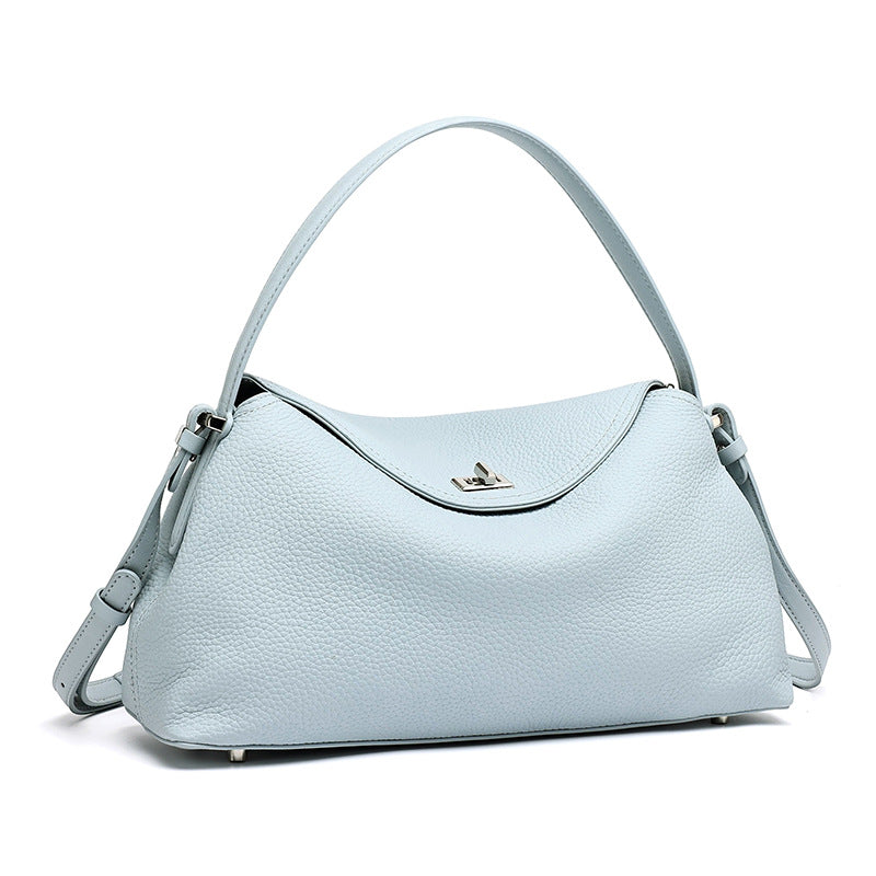 Bolso clutch de piel granulada con solapa