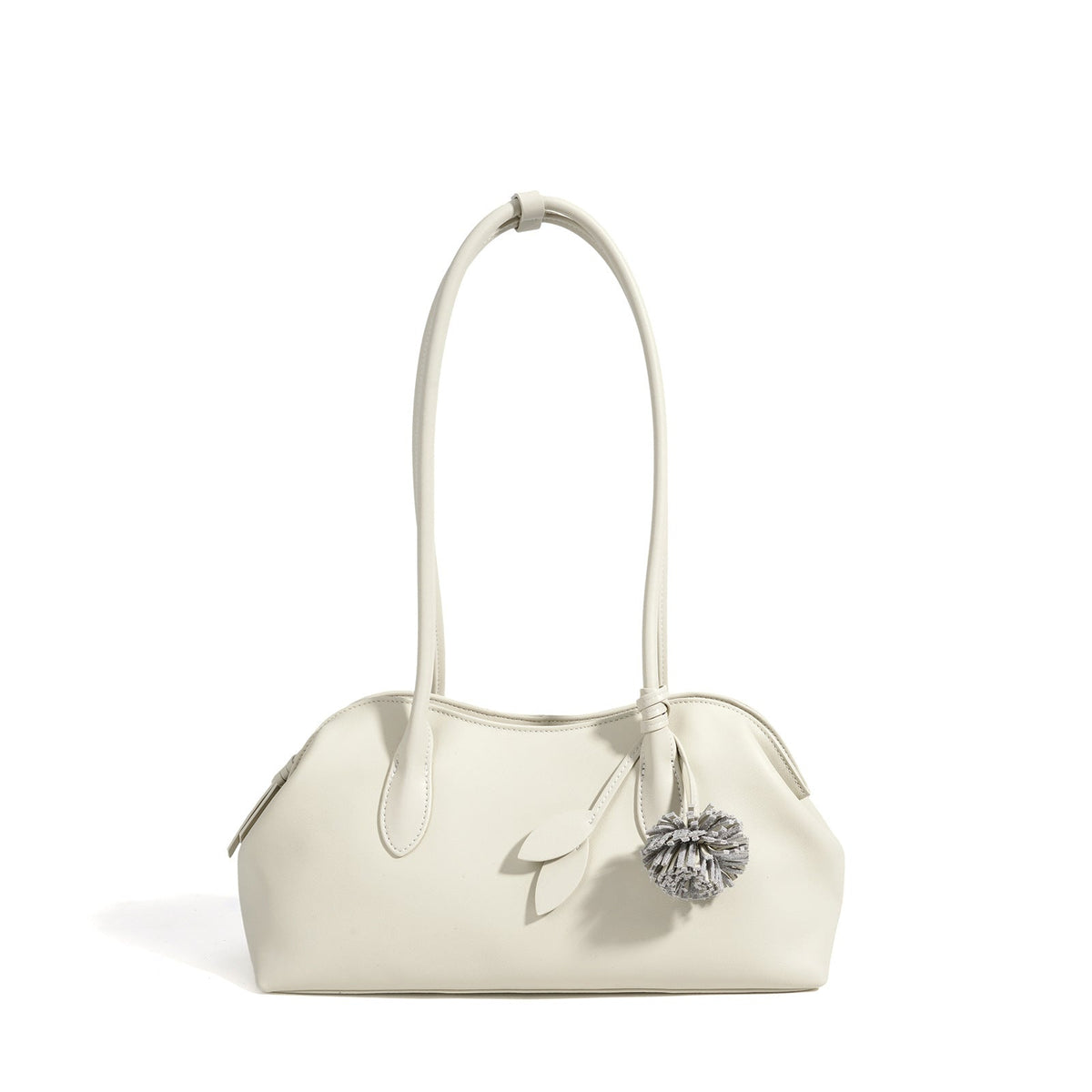 Bolso clutch curvo de piel con charm