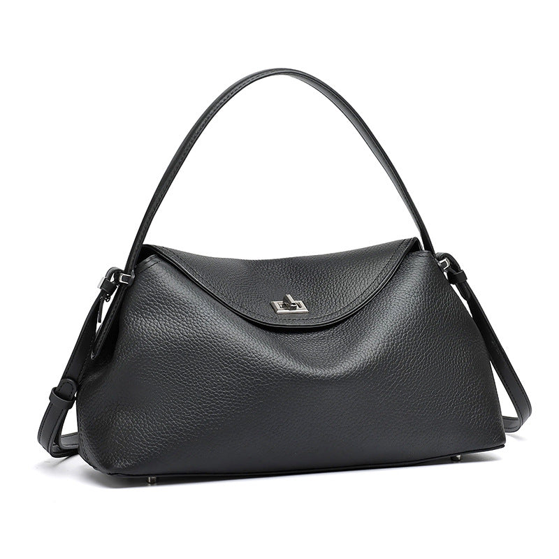 Bolso clutch de piel granulada con solapa
