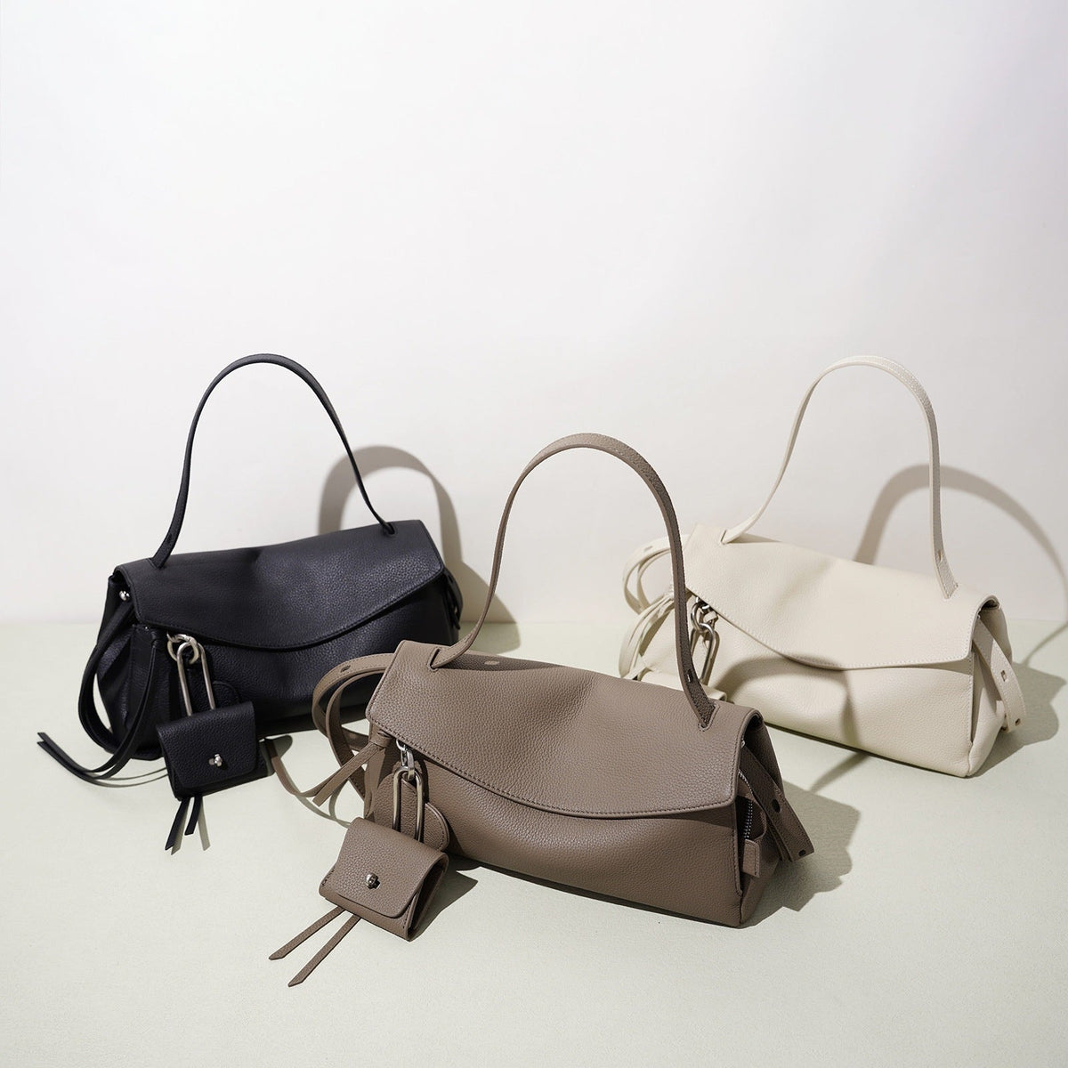 Bolso clutch de piel con solapa y monedero pequeño