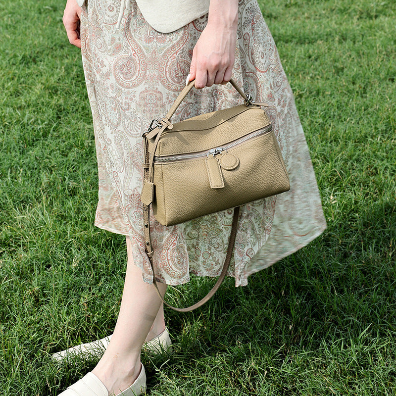 Bolso clutch cuadrado tipo almohada de piel