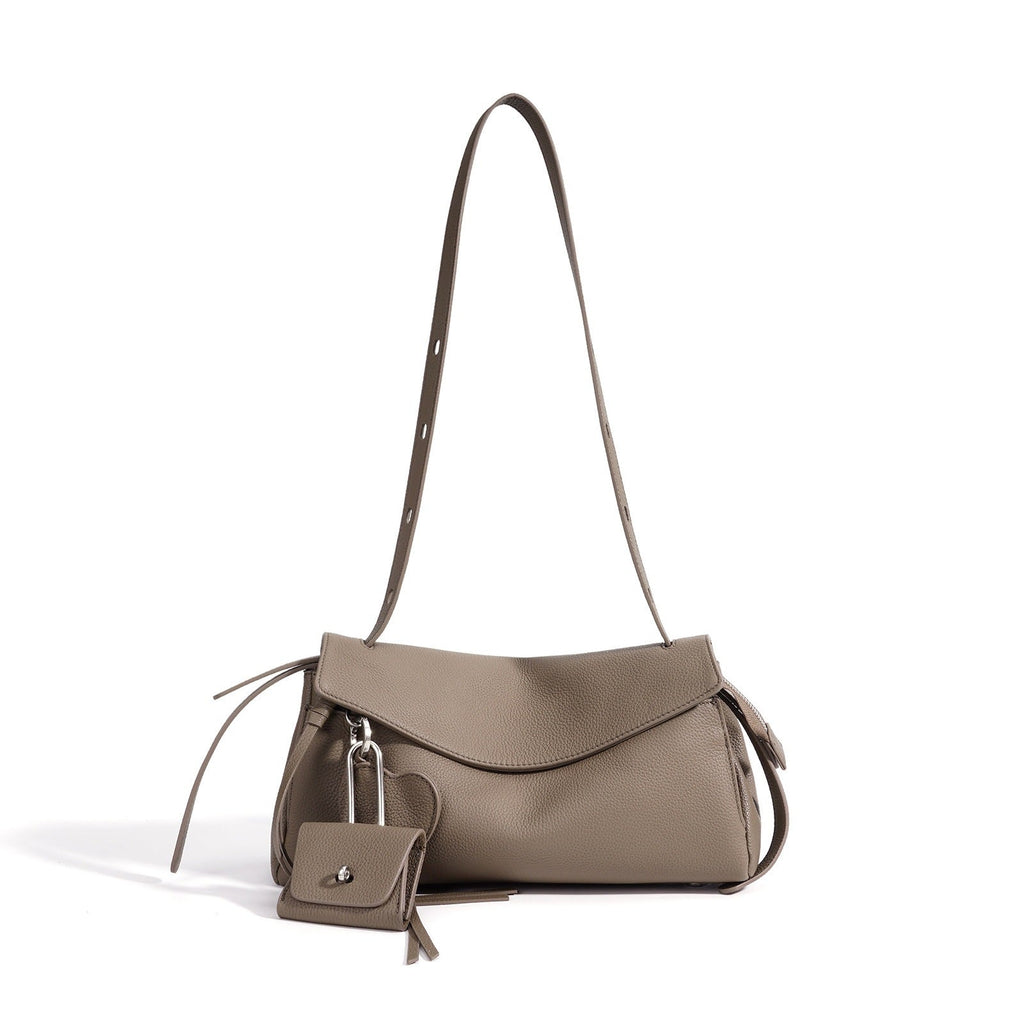 Bolso clutch de piel con solapa y monedero pequeño
