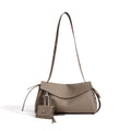 Bolso clutch de piel con solapa y monedero pequeño