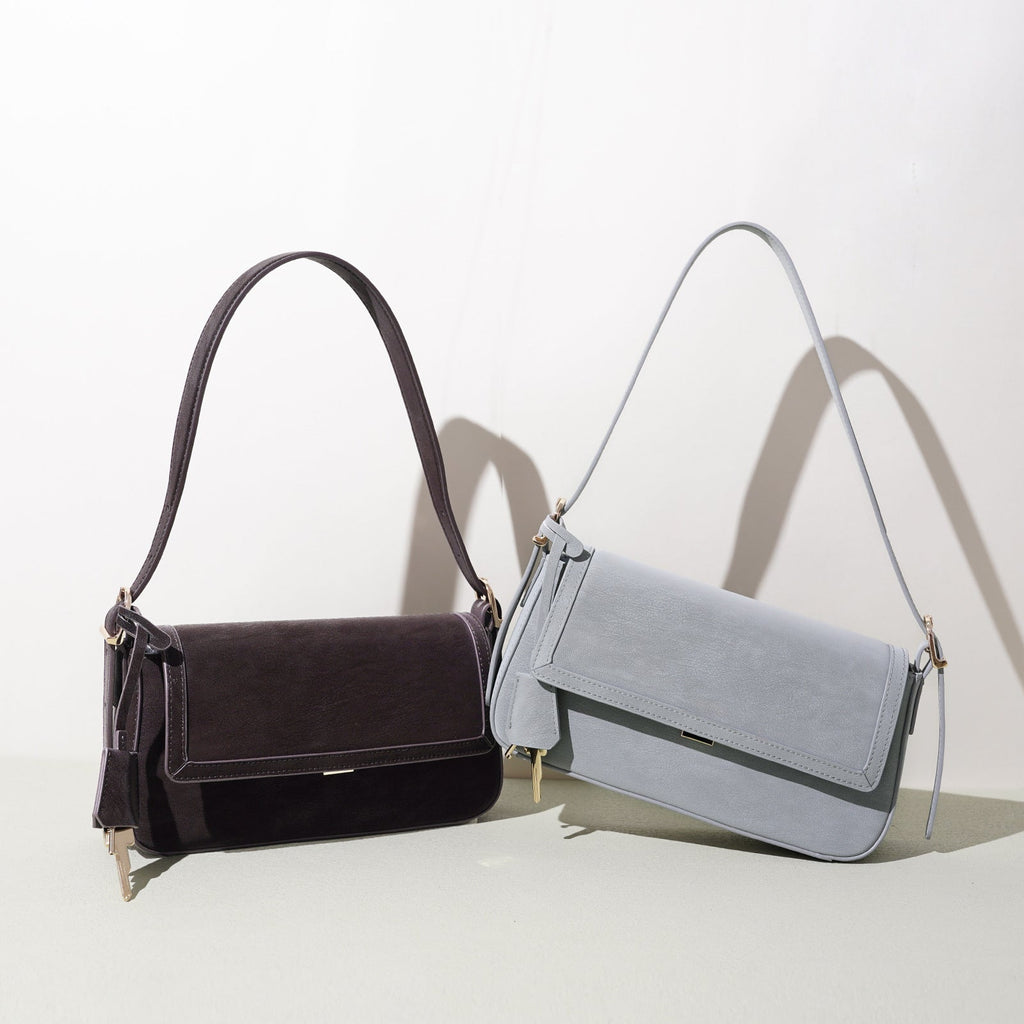 Bolso de hombro de piel con llavero charm